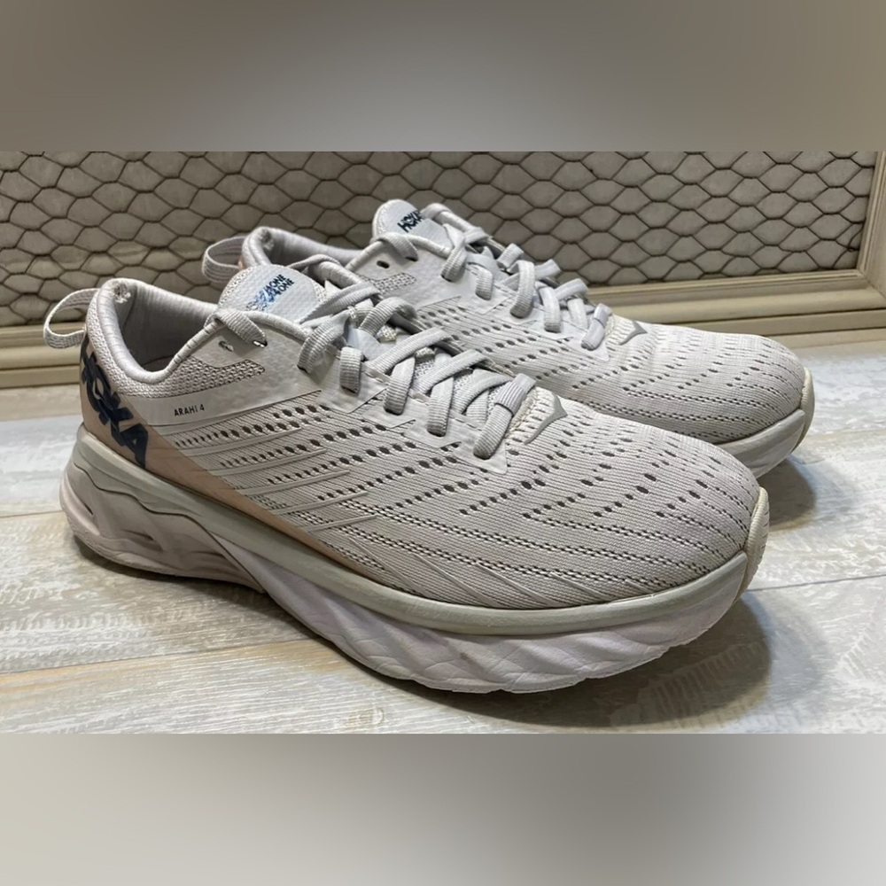 Hoka Arahi 4